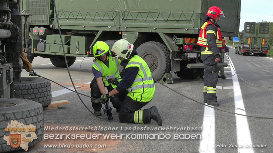 20261009_Bergung einer Arbeitsmaschine samt Anh�nger auf der A2 - Foto: Stefan Schneider BFKDO BADEN