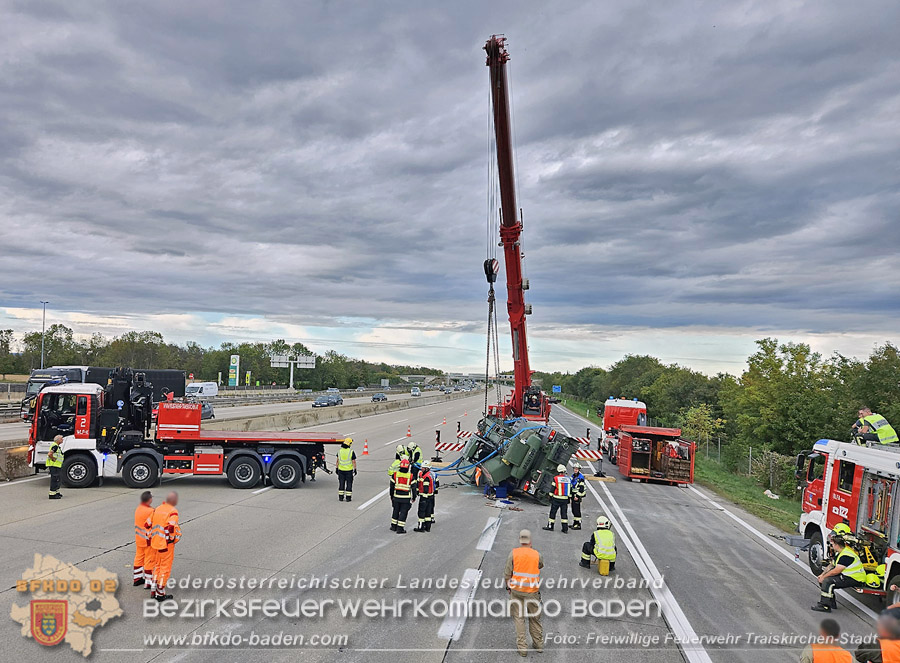 20261009_Bergung einer Arbeitsmaschine samt Anh�nger auf der A2 - Foto: Markus Uko FF Traiskirchen-Stadt