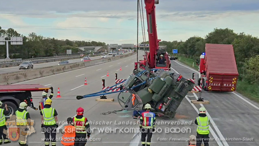 20261009_Bergung einer Arbeitsmaschine samt Anh�nger auf der A2 - Foto: Markus Uko FF Traiskirchen-Stadt