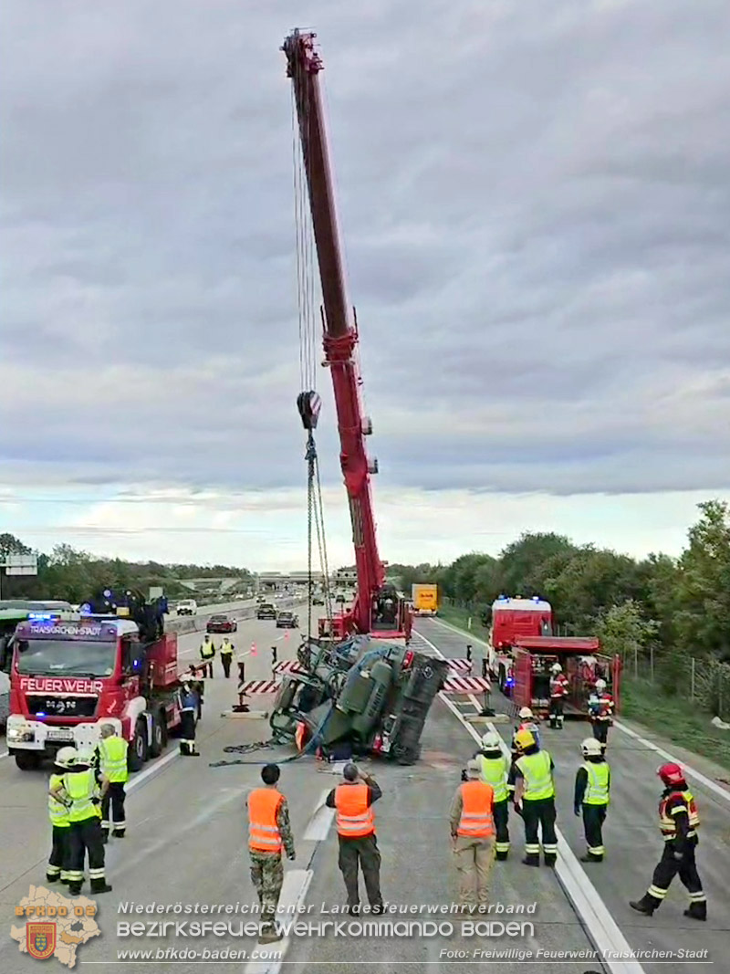 20261009_Bergung einer Arbeitsmaschine samt Anh�nger auf der A2 - Foto: Markus Uko FF Traiskirchen-Stadt