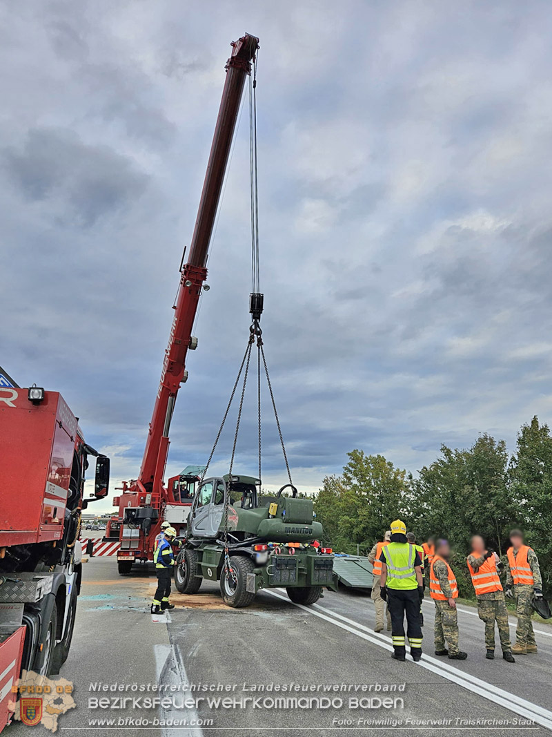 20261009_Bergung einer Arbeitsmaschine samt Anh�nger auf der A2 - Foto: Markus Uko FF Traiskirchen-Stadt