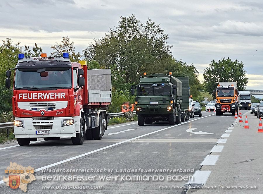 20261009_Bergung einer Arbeitsmaschine samt Anh�nger auf der A2 - Foto: Markus Uko FF Traiskirchen-Stadt