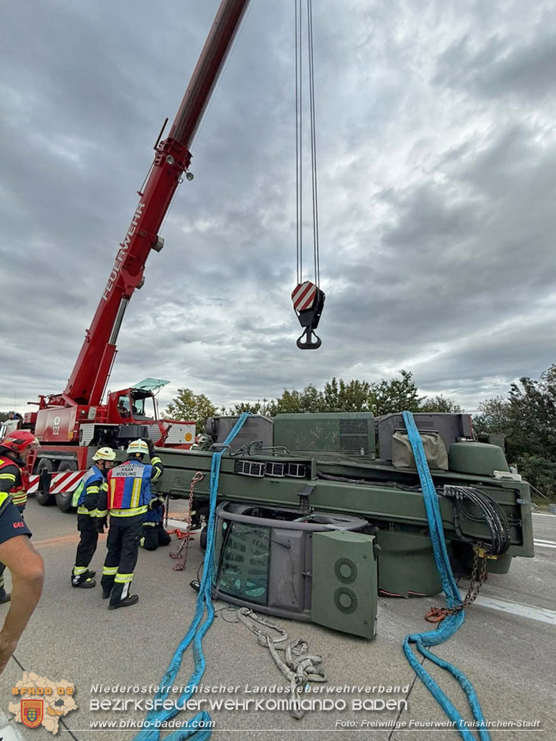 20261009_Bergung einer Arbeitsmaschine samt Anh�nger auf der A2 - Foto: Verena Dobianer FF Traiskirchen-Stadt