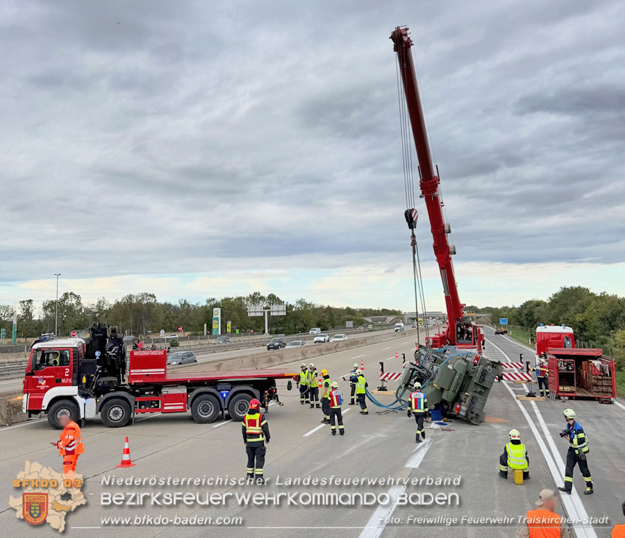 20261009_Bergung einer Arbeitsmaschine samt Anh�nger auf der A2 - Foto: Verena Dobianer FF Traiskirchen-Stadt