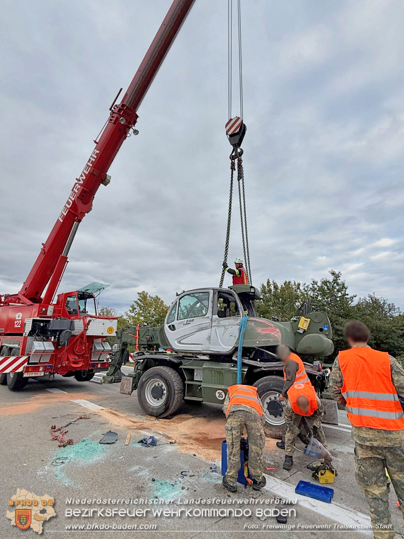 20261009_Bergung einer Arbeitsmaschine samt Anh�nger auf der A2 - Foto: Verena Dobianer FF Traiskirchen-Stadt