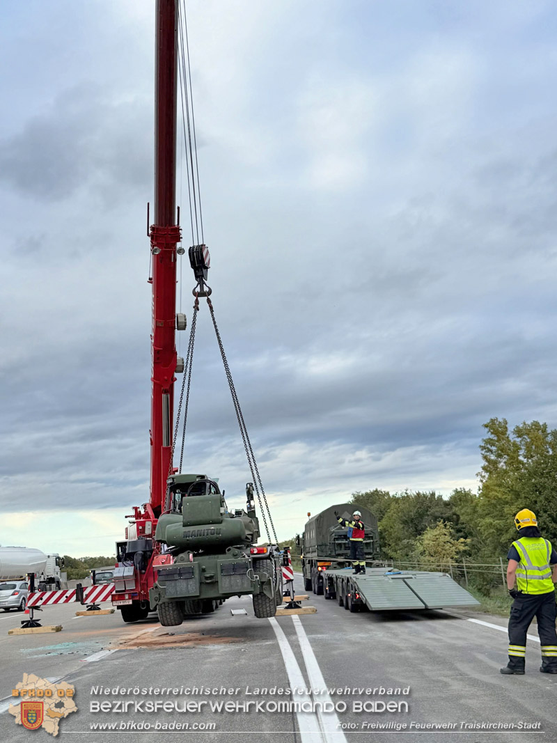 20261009_Bergung einer Arbeitsmaschine samt Anh�nger auf der A2 - Foto: Verena Dobianer FF Traiskirchen-Stadt