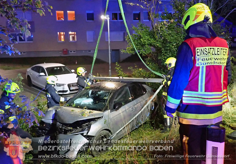 20261014_Pkw prallt gegen Baum - Foto: FF G�nselsdorf