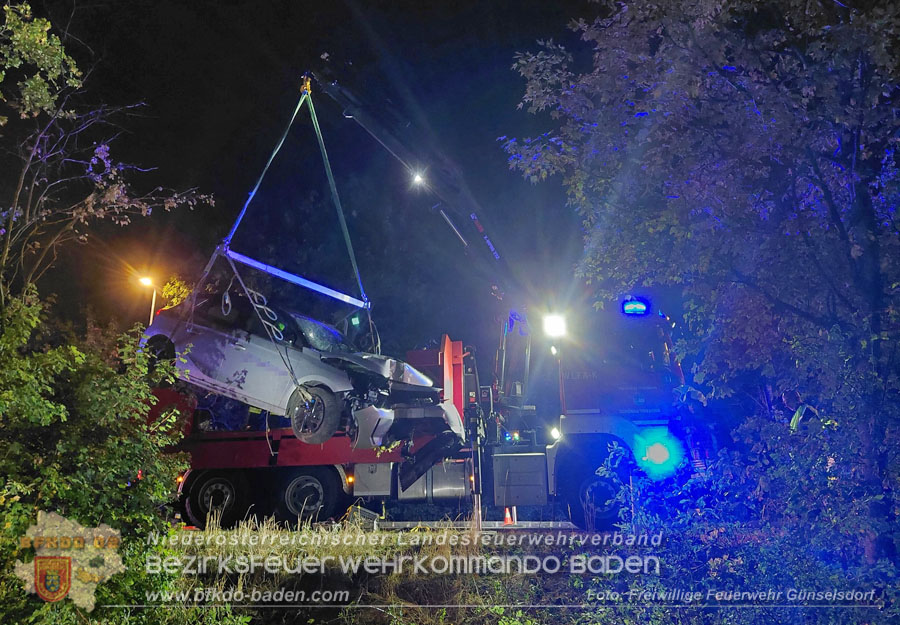 20261014_Pkw prallt gegen Baum - Foto: FF G�nselsdorf