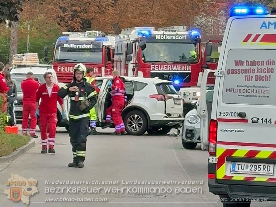 20261017_Verkehrsunfall in Traiskirchen im Ortsteil M�llersdorf - Foto: Stefan Schneider BFKDO BADEN