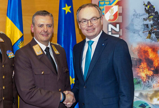 Feuerwehrlandesrat Dr. Stephan Pernkopf stellte sich als erster Gratulant beim wiedergewhlten N Landesfeuerwehrkommandanten LBD Dietmar Fahrafellner   Foto:  Matthias Fischer/N LFKDO