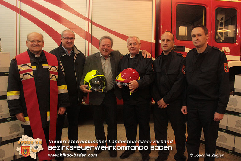 Neue Helme fr die Feuerwehr Hochstrass Foto:  Joachim Zagler