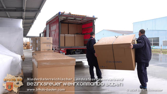 20200325 Weiterer Transport von 4.500 Stück Leergebinden die von der Firma Kosme Gesellschaft mbH unentgeltlich der NÖ Feuerwehr zur Verfügung gestellt wurden 20200325 Weiterer Transport von 4.500 Stück Leergebinden die von der Firma Kosme Gesellschaft mbH unentgeltlich der NÖ Feuerwehr zur Verfügung gestellt wurden