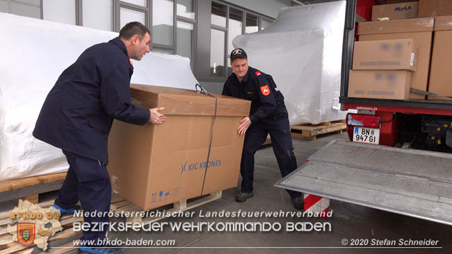 20200325 Weiterer Transport von 4.500 Stück Leergebinden die von der Firma Kosme Gesellschaft mbH unentgeltlich der NÖ Feuerwehr zur Verfügung gestellt wurden 20200325 Weiterer Transport von 4.500 Stück Leergebinden die von der Firma Kosme Gesellschaft mbH unentgeltlich der NÖ Feuerwehr zur Verfügung gestellt wurden