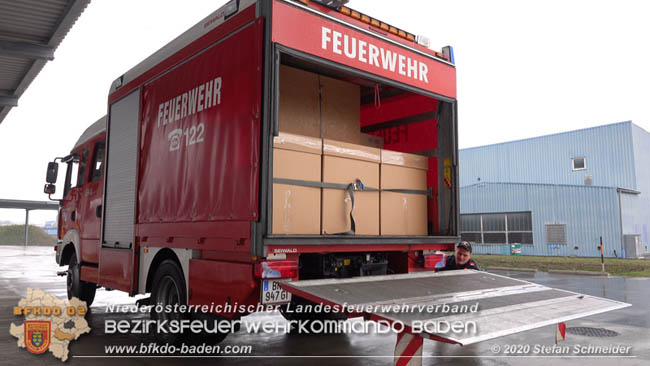 20200325 Weiterer Transport von 4.500 Stück Leergebinden die von der Firma Kosme Gesellschaft mbH unentgeltlich der NÖ Feuerwehr zur Verfügung gestellt wurden 20200325 Weiterer Transport von 4.500 Stück Leergebinden die von der Firma Kosme Gesellschaft mbH unentgeltlich der NÖ Feuerwehr zur Verfügung gestellt wurden