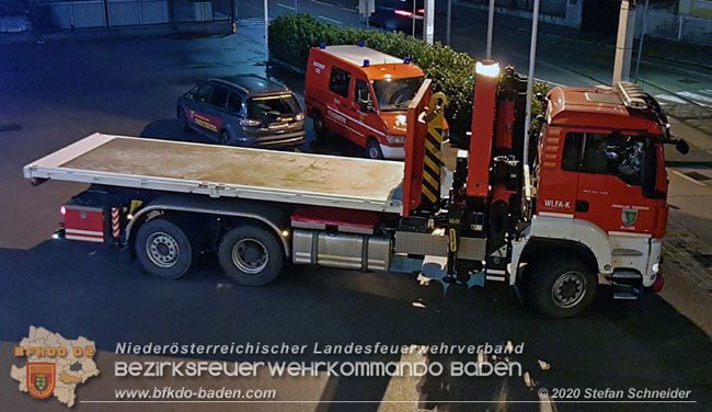20201230 Wechselladefahrzeug-Kran des NLFV stationiert bei der FF Alland bei der Abfahrt von Baden