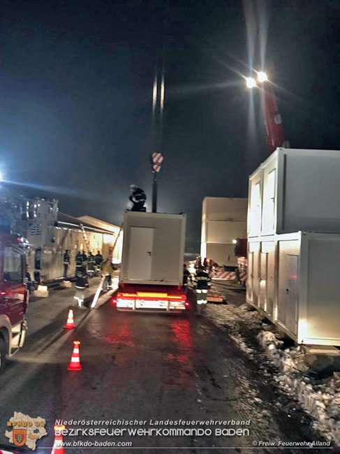 20201231 KHD Einsatz fr Kroatien  - Verladearbeiten von Wohn-Container in der Belgier Kaserene Graz  Foto: Freiwillige Feuerwehr Alland / Dr Klaus Perl