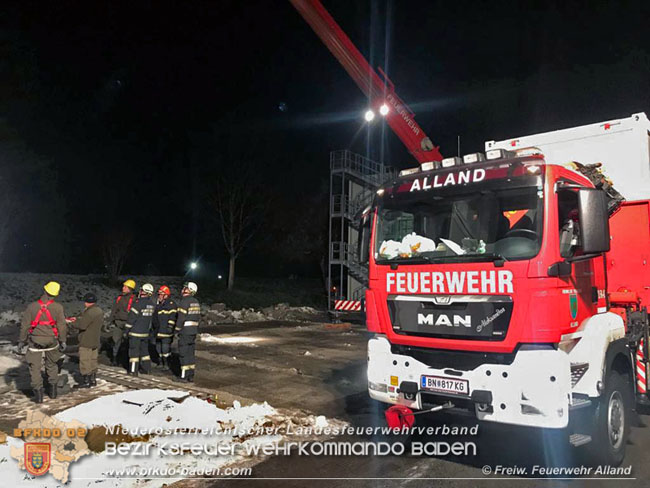 20201231 KHD Einsatz fr Kroatien  - Verladearbeiten von Wohn-Container in der Belgier Kaserene Graz  Foto: Freiwillige Feuerwehr Alland / Dr Klaus Perl