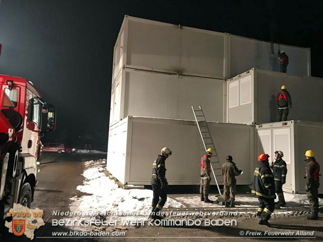 20201231 KHD Einsatz fr Kroatien  - Verladearbeiten von Wohn-Container in der Belgier Kaserene Graz  Foto: Freiwillige Feuerwehr Alland / Dr Klaus Perl