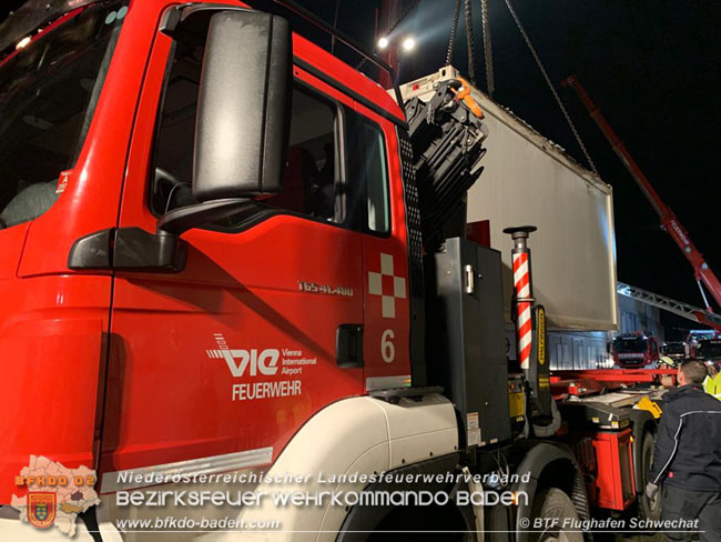 20201231 KHD Einsatz fr Kroatien  - Verladearbeiten von Wohn-Container in der Belgier Kaserene Graz  Foto:  BTF Flughafen Schwechat