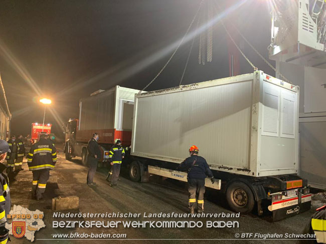20201231 KHD Einsatz fr Kroatien  - Verladearbeiten von Wohn-Container in der Belgier Kaserene Graz  Foto:  BTF Flughafen Schwechat