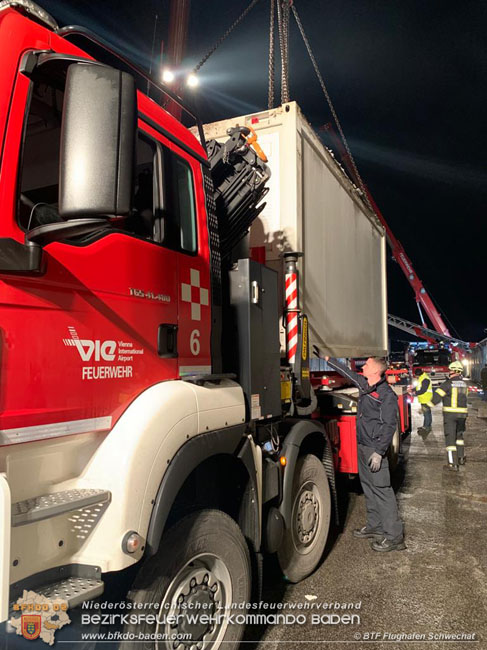 20201231 KHD Einsatz fr Kroatien  - Verladearbeiten von Wohn-Container in der Belgier Kaserene Graz  Foto:  BTF Flughafen Schwechat