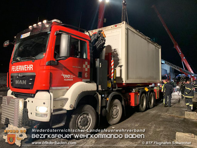 20201231 KHD Einsatz fr Kroatien  - Verladearbeiten von Wohn-Container in der Belgier Kaserene Graz  Foto:  BTF Flughafen Schwechat