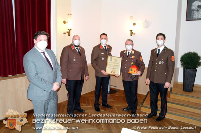 20210129 Danke an den bisherigen Feuerwehrkommandanten der FF Baden-Leesdorf LFR Anton Kerschbaumer (Bildmitte mit Helm)  Foto: Freiwillige Feuerwehr Baden-Leesdorf