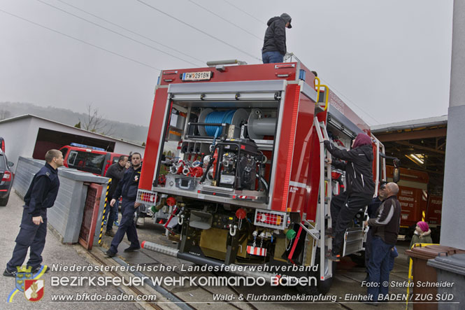 20211111_HLFA 2 Waldbrand NÖLFV für den Bezirk BADEN bei der FF Enzesfeld eingetroffen Foto: © Stefan Schneider BFKDO BADEN 20211111_HLFA 2 Waldbrand NÖLFV für den Bezirk BADEN bei der FF Enzesfeld eingetroffen Foto: © Stefan Schneider BFKDO BADEN