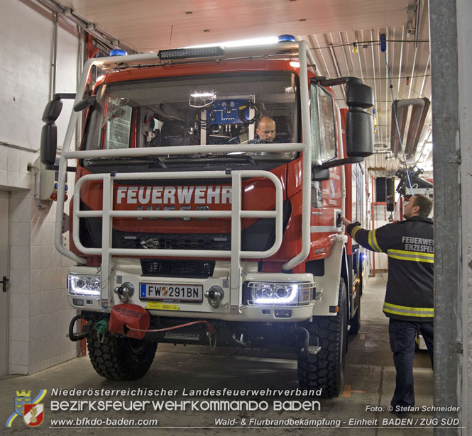 20211111_HLFA 2 Waldbrand NÖLFV für den Bezirk BADEN bei der FF Enzesfeld eingetroffen Foto: © Stefan Schneider BFKDO BADEN 20211111_HLFA 2 Waldbrand NÖLFV für den Bezirk BADEN bei der FF Enzesfeld eingetroffen Foto: © Stefan Schneider BFKDO BADEN