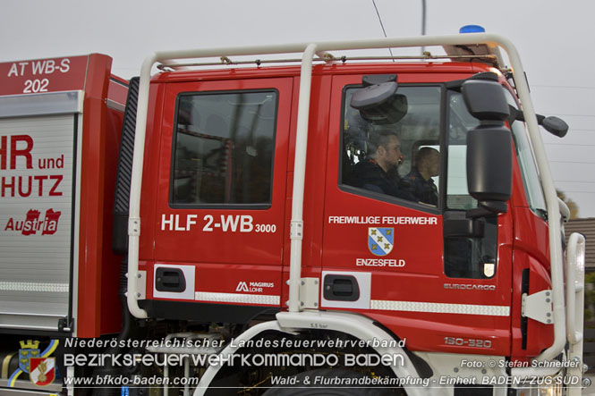 20211111_HLFA 2 Waldbrand NÖLFV für den Bezirk BADEN bei der FF Enzesfeld eingetroffen Foto: © Stefan Schneider BFKDO BADEN 20211111_HLFA 2 Waldbrand NÖLFV für den Bezirk BADEN bei der FF Enzesfeld eingetroffen Foto: © Stefan Schneider BFKDO BADEN