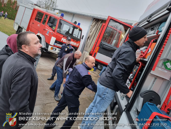 20211111_HLFA 2 Waldbrand NÖLFV für den Bezirk BADEN bei der FF Enzesfeld eingetroffen Foto: © Stefan Schneider BFKDO BADEN 20211111_HLFA 2 Waldbrand NÖLFV für den Bezirk BADEN bei der FF Enzesfeld eingetroffen Foto: © Stefan Schneider BFKDO BADEN