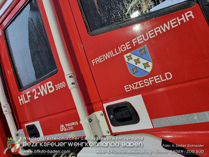 20211111_HLFA 2 Waldbrand NÖLFV für den Bezirk BADEN bei der FF Enzesfeld eingetroffen Foto: © Stefan Schneider BFKDO BADEN 20211111_HLFA 2 Waldbrand NÖLFV für den Bezirk BADEN bei der FF Enzesfeld eingetroffen Foto: © Stefan Schneider BFKDO BADEN