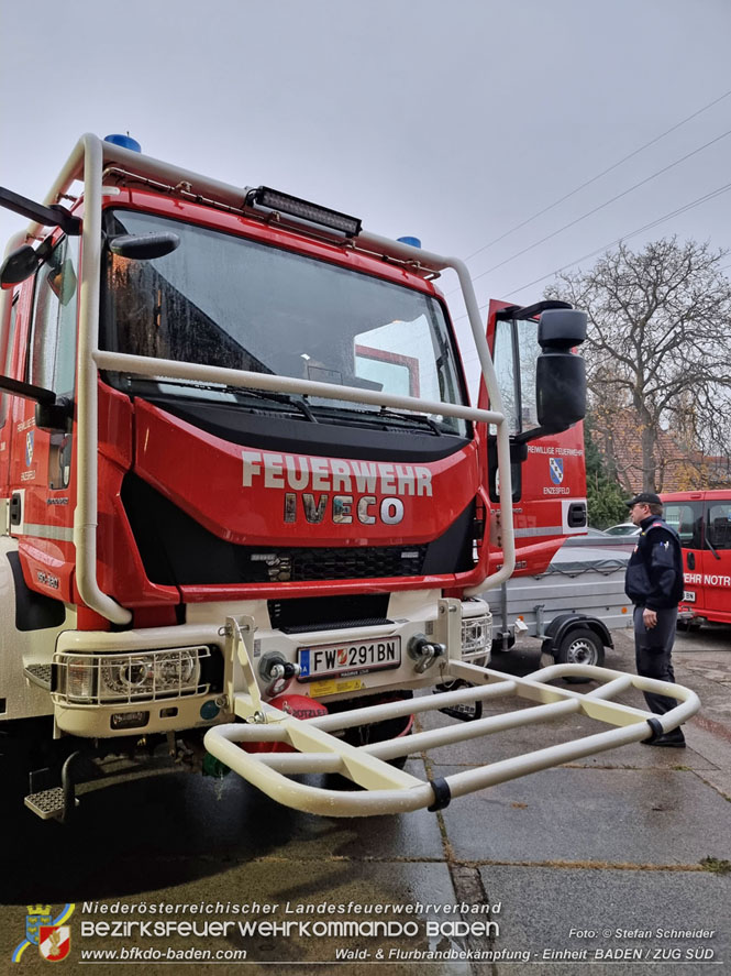 20211111_HLFA 2 Waldbrand NÖLFV für den Bezirk BADEN bei der FF Enzesfeld eingetroffen Foto: © Stefan Schneider BFKDO BADEN 20211111_HLFA 2 Waldbrand NÖLFV für den Bezirk BADEN bei der FF Enzesfeld eingetroffen Foto: © Stefan Schneider BFKDO BADEN