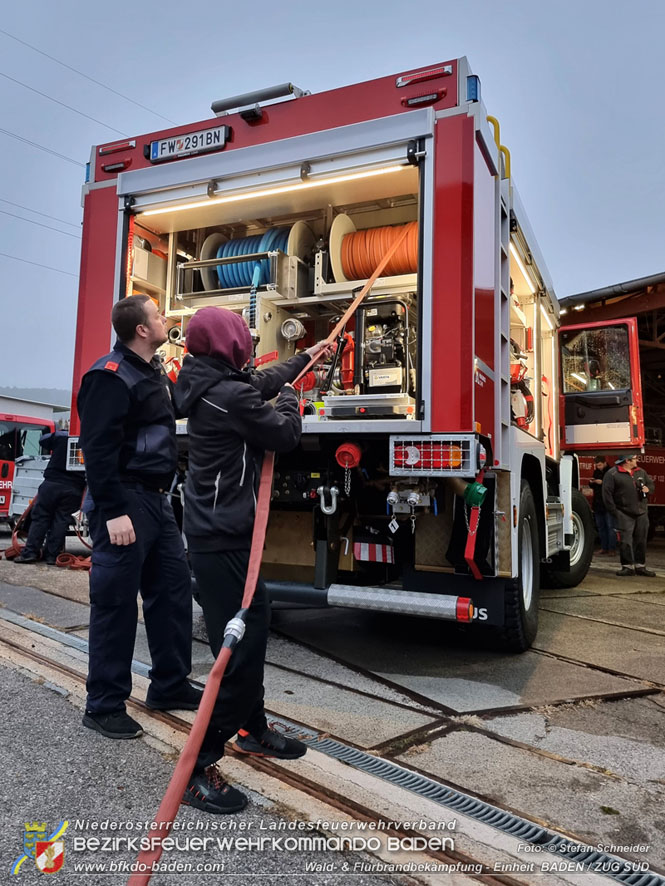 20211111_HLFA 2 Waldbrand NÖLFV für den Bezirk BADEN bei der FF Enzesfeld eingetroffen Foto: © Stefan Schneider BFKDO BADEN 20211111_HLFA 2 Waldbrand NÖLFV für den Bezirk BADEN bei der FF Enzesfeld eingetroffen Foto: © Stefan Schneider BFKDO BADEN
