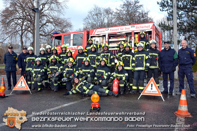 20221211 3 Gruppen bei Ausbildungsprüfung Technischer Einsatz in Baden  Foto: Michael Rampl Freiwillige Feuerwehr Baden-Stadt