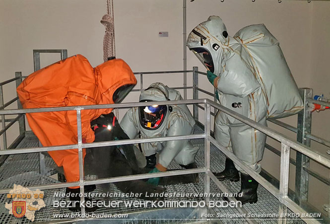 20231118 Ausbildung Chemikalienschutzanzugsträger (CSA - Schutzstufe 3) Bezirk Baden bei der BTF Industriepark Schwechat  Foto: Maximilian Schwarz