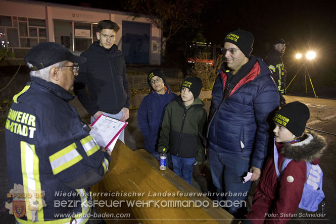 20231104_Nachtwanderung der Feuerwehrjugend des Bezirkes Baden, diesmal in Baden