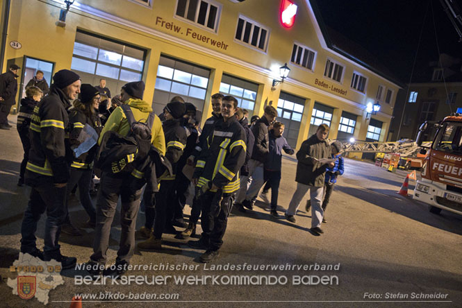 20231104_Nachtwanderung der Feuerwehrjugend des Bezirkes Baden, diesmal in Baden