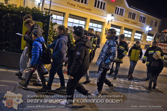 20231104_Nachtwanderung der Feuerwehrjugend des Bezirkes Baden, diesmal in Baden