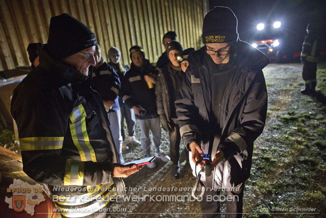 20231104_Nachtwanderung der Feuerwehrjugend des Bezirkes Baden, diesmal in Baden