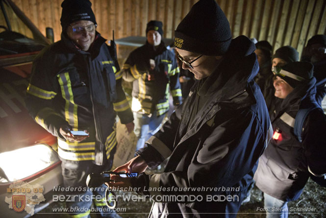 20231104_Nachtwanderung der Feuerwehrjugend des Bezirkes Baden, diesmal in Baden