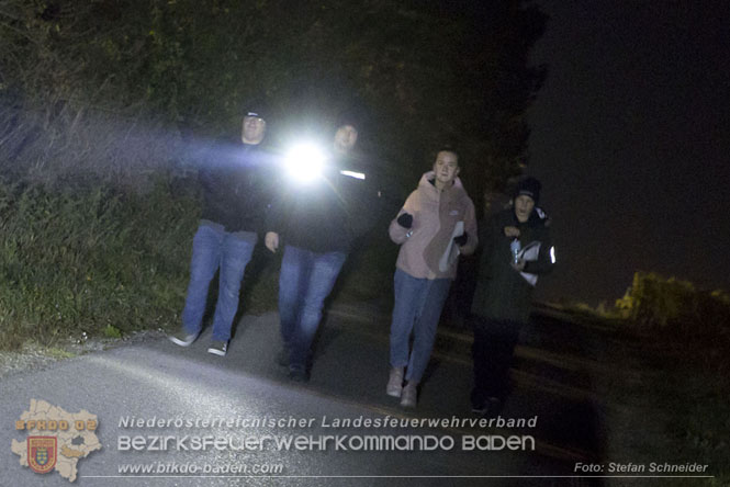 20231104_Nachtwanderung der Feuerwehrjugend des Bezirkes Baden, diesmal in Baden