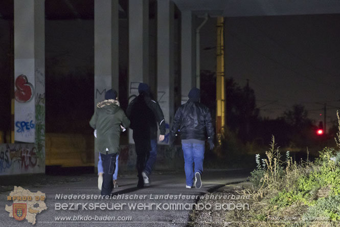 20231104_Nachtwanderung der Feuerwehrjugend des Bezirkes Baden, diesmal in Baden