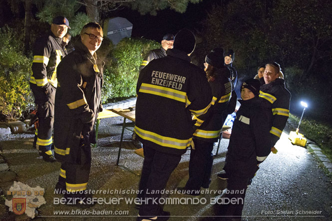 20231104_Nachtwanderung der Feuerwehrjugend des Bezirkes Baden, diesmal in Baden