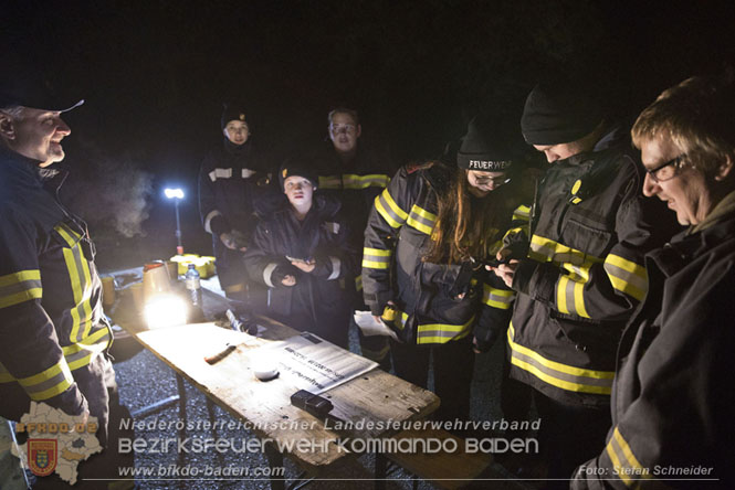 20231104_Nachtwanderung der Feuerwehrjugend des Bezirkes Baden, diesmal in Baden