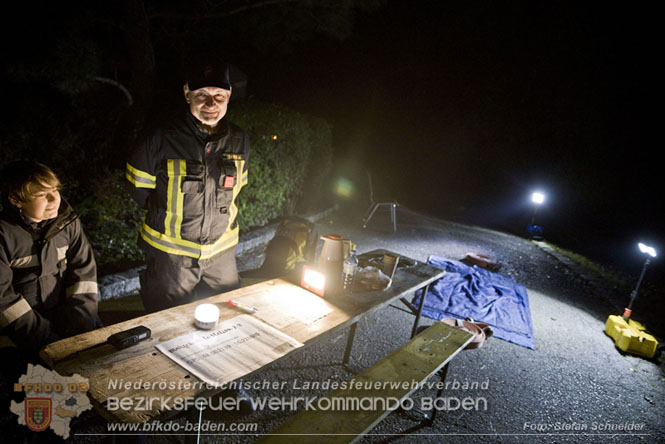 20231104_Nachtwanderung der Feuerwehrjugend des Bezirkes Baden, diesmal in Baden