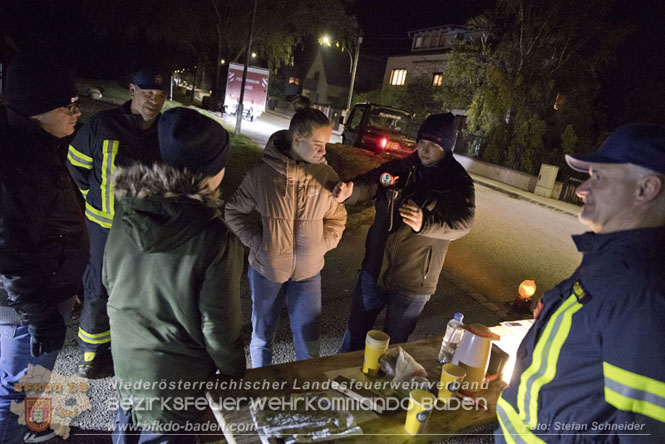 20231104_Nachtwanderung der Feuerwehrjugend des Bezirkes Baden, diesmal in Baden