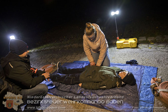 20231104_Nachtwanderung der Feuerwehrjugend des Bezirkes Baden, diesmal in Baden