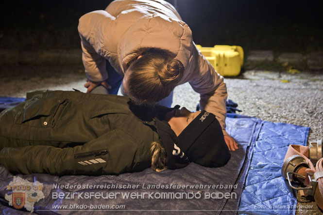 20231104_Nachtwanderung der Feuerwehrjugend des Bezirkes Baden, diesmal in Baden