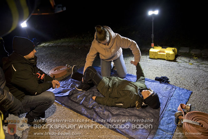 20231104_Nachtwanderung der Feuerwehrjugend des Bezirkes Baden, diesmal in Baden